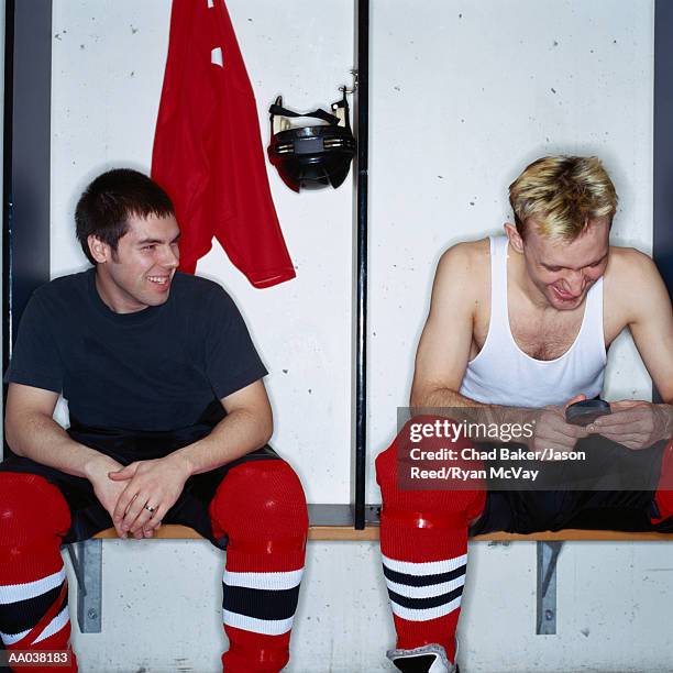 hockey players in locker room - ijshockeytenue stockfoto's en -beelden