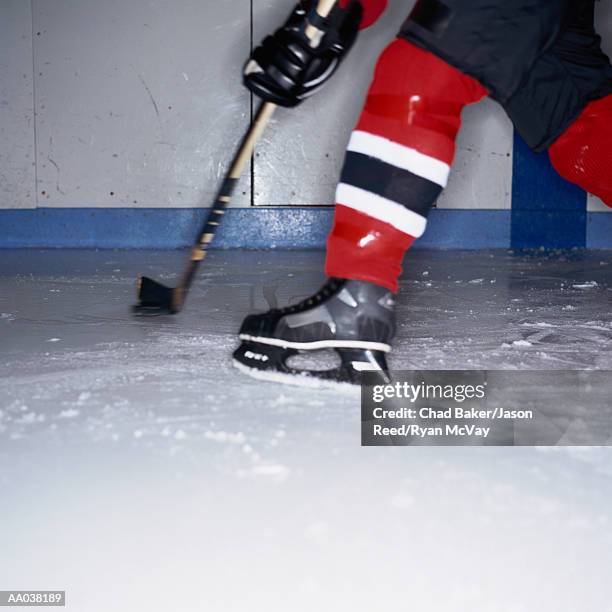 ice hockey player - uniforme de hóquei no gelo imagens e fotografias de stock