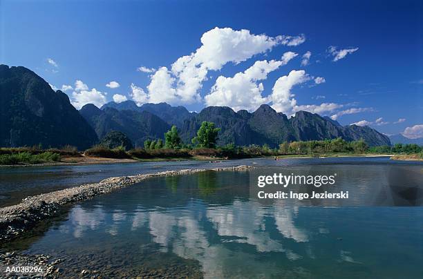 limestone cliffs, nam song river, laos - kristin kreuk or sierra mccormick or autumn wendel or brenda song or allison munn or emil imagens e fotografias de stock