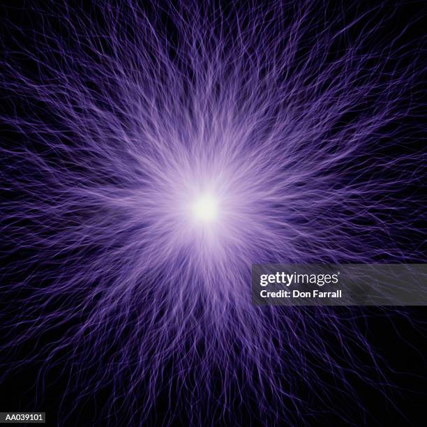 high frequency electricity from tesla coil - hoogspanningstransformator stockfoto's en -beelden