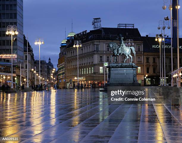 croatia, zagreb, main square, night - main fotografías e imágenes de stock