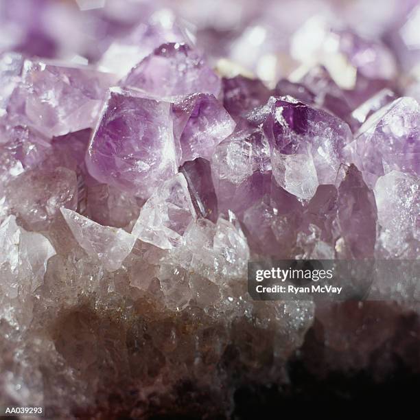 amethyst crystals - halfedelsteen stockfoto's en -beelden