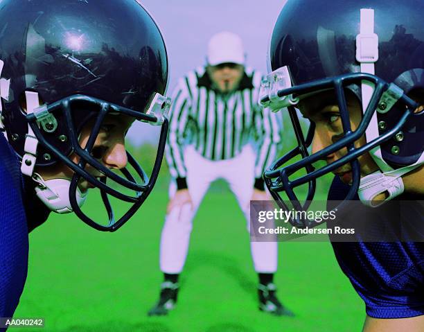teenage boys (13-15) playing american football in face-off, close-up - face off sports play - fotografias e filmes do acervo