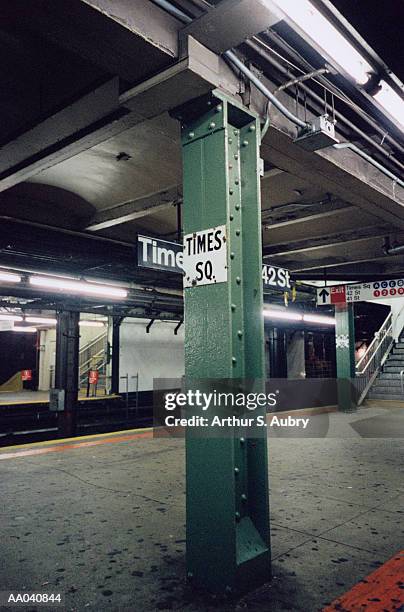 usa, new york, new york city, times square subway platform - times square 個照片及圖片檔