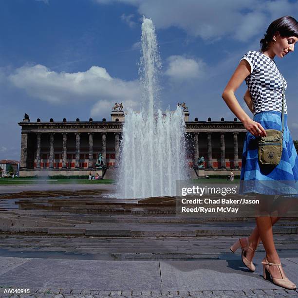 young woman in front of altes museum, berlin - national front stockfoto's en -beelden