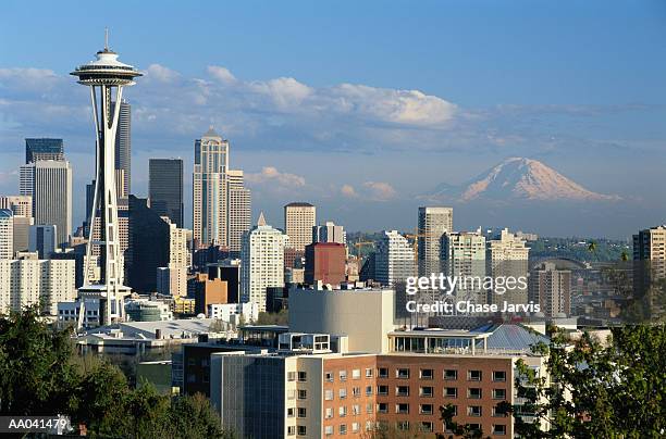 usa, washington state, seattle skyline, mount rainier in background - seattle center - fotografias e filmes do acervo