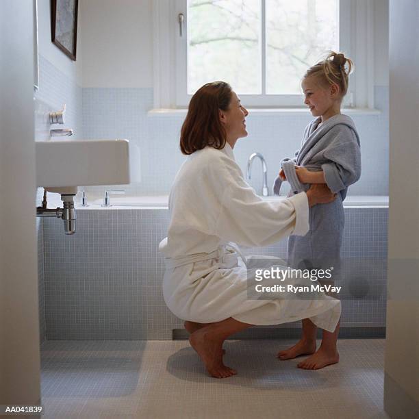 mother and daughter in the bathroom - kid bath mother stockfoto's en -beelden