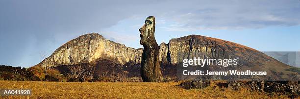 moai statue, easter island, chile - rano raraku stock-fotos und bilder