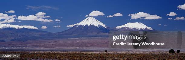 volcan licancabur, san pedro de atacama, chile - licancabur fotografías e imágenes de stock