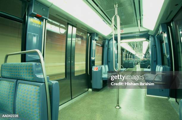 paris metro train - wagon photos et images de collection