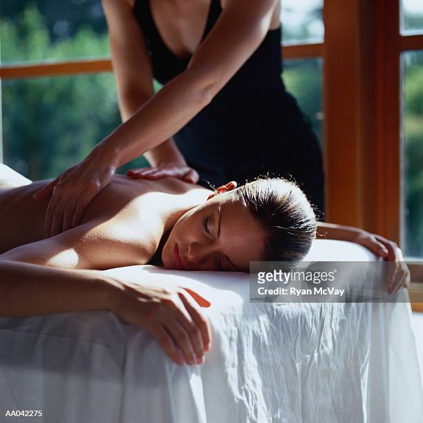 woman getting a message - dar masajes fotografías e imágenes de stock