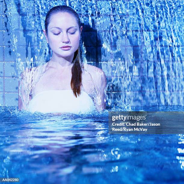 woman in a soaking pool at spa - balneotherapy stock pictures, royalty-free photos & images