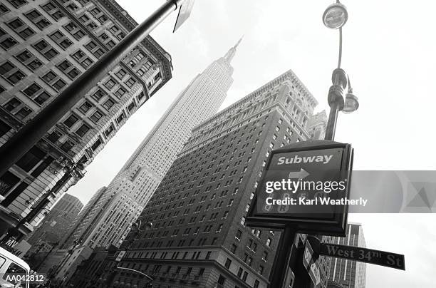 usa, new york, new york city, cityscape, low angle view (b&w) - underground sign 個照片及圖片檔