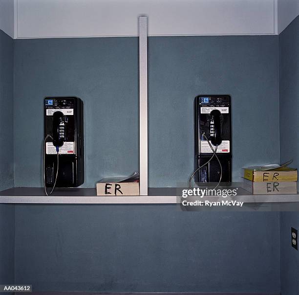 pay phones in emergency room - annuaire téléphonique photos et images de collection