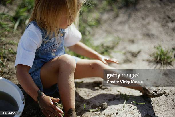 girl (3-5) playing in mud - mud imagens e fotografias de stock