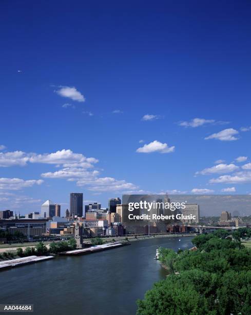 usa, minnesota, st paul skyline and mississippi river - st paul imagens e fotografias de stock