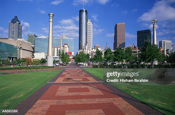 usa, georgia, atlanta, skyline - centennial park stock-fotos und bilder