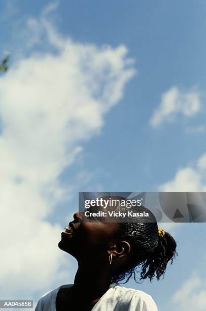 girl looking up at sky - estar-en-las-nubes fotografías e imágenes de stock