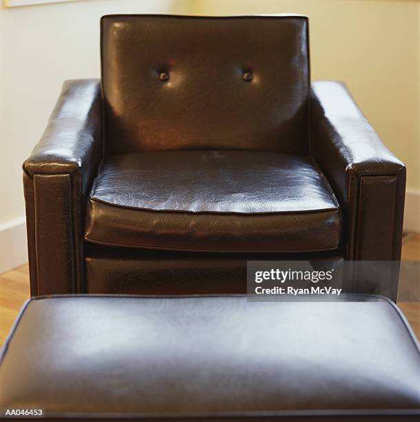 leather armchair and ottoman - taburete pequeño fotografías e imágenes de stock