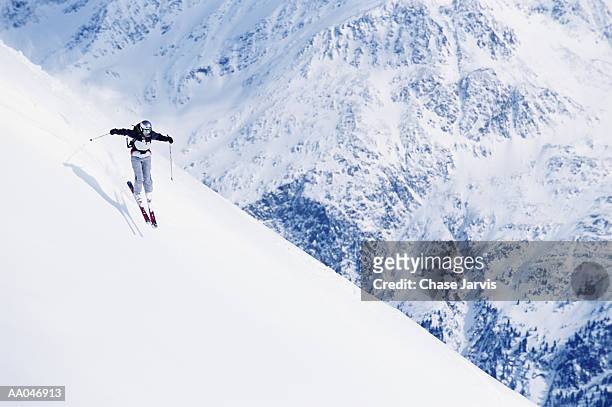 woman downhill skiing, elevated view - tirol do norte imagens e fotografias de stock