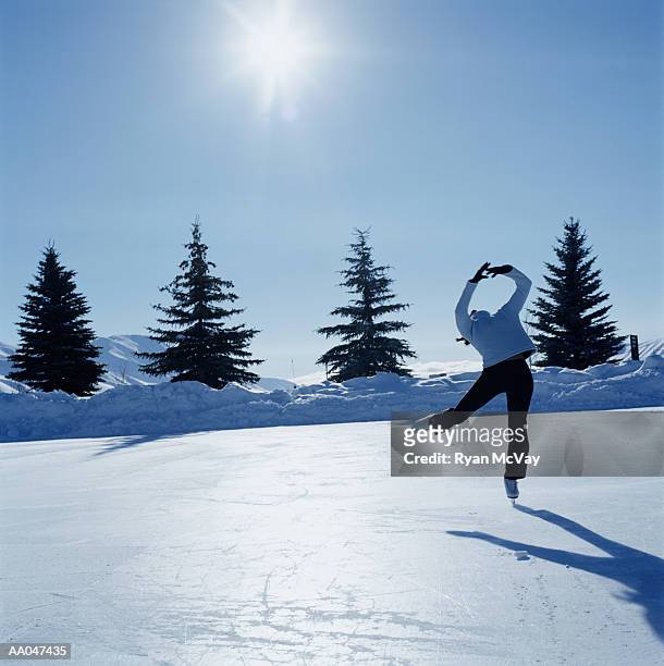 teenage girl (14-16) ice skating - grand prix of figure skating 2014 2015 nhk trophy day 2 stockfoto's en -beelden