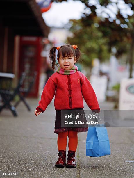 girl (2-4) holding shopping bag, portrait - donna cinese stock pictures, royalty-free photos & images