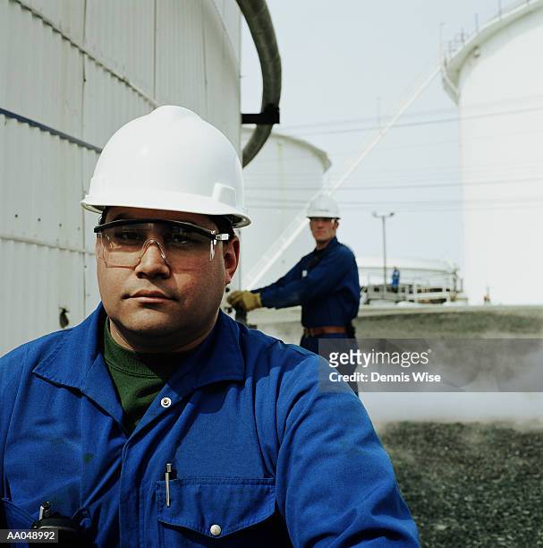 two workers at oil refinery - スカジット郡 ストックフォトと画像