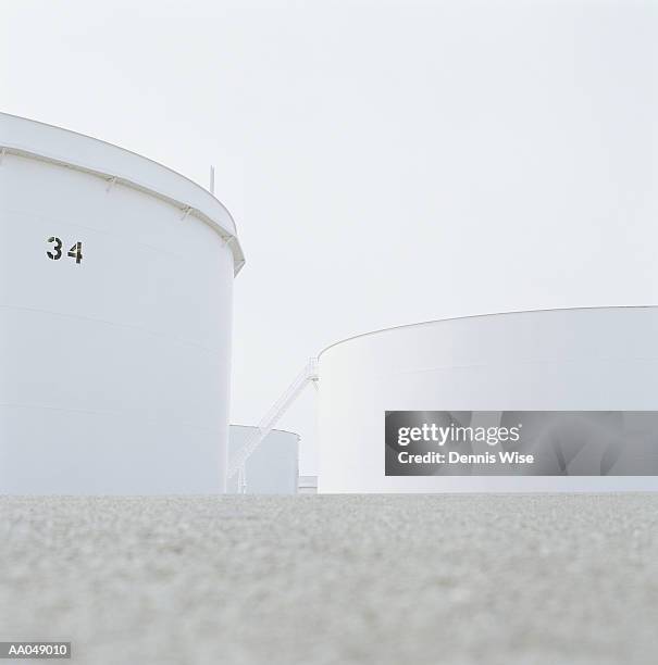 holding tanks at petroleum refinery - スカジット郡 ストックフォトと画像