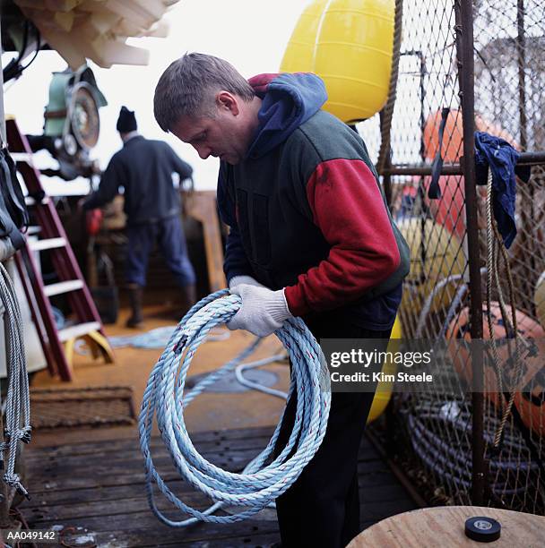 fisherman holding cable rope - chionoecetes opilio - fotografias e filmes do acervo