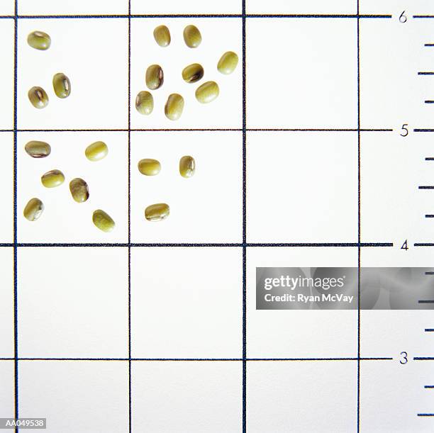 beans on graph - alimento genéticamente modificado fotografías e imágenes de stock