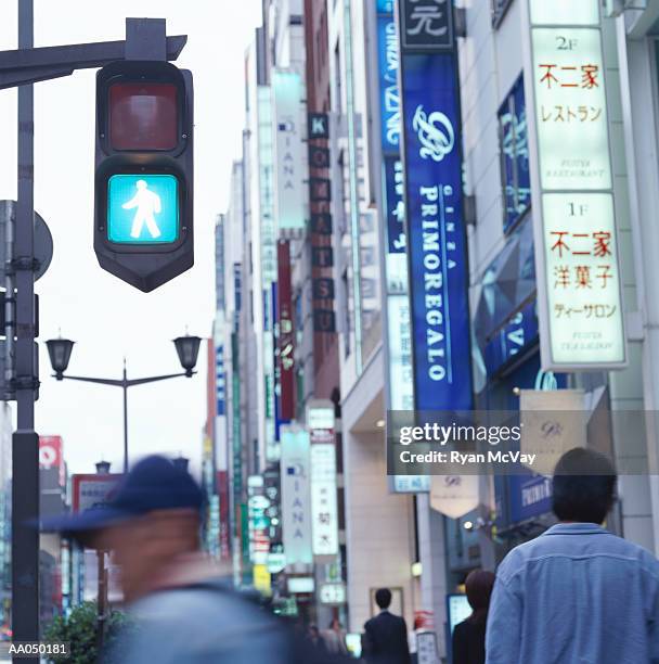 don't walk signal at busy city intersection - green man red man crossing signs stock pictures, royalty-free photos & images