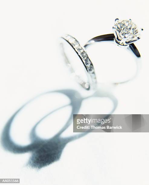 diamond solitaire and wedding ring - solitaire fotografías e imágenes de stock
