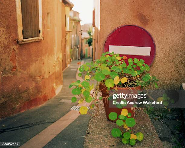 no entry sign on wall beside alley, roussillon, france - restricted area sign stock-fotos und bilder