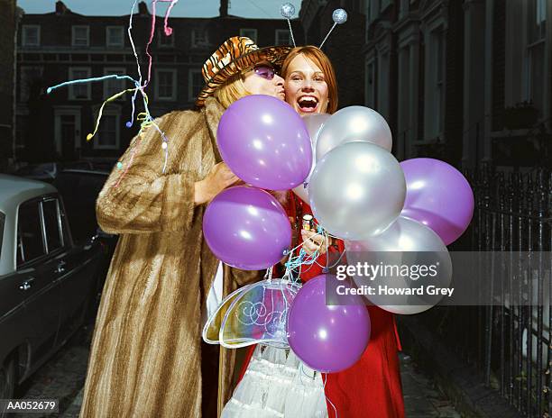 man kissing woman holding balloons - frock coat 個照片及圖片檔