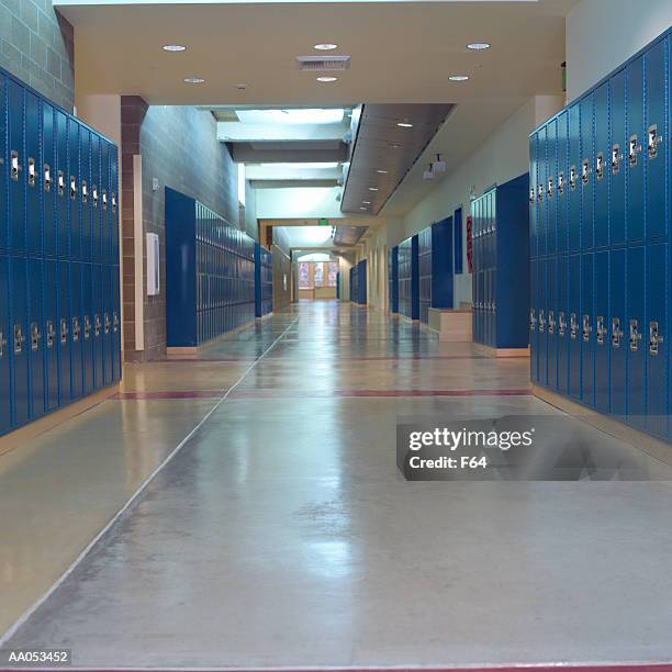empty hallway, high school - edificio de escuela secundaria fotografías e imágenes de stock