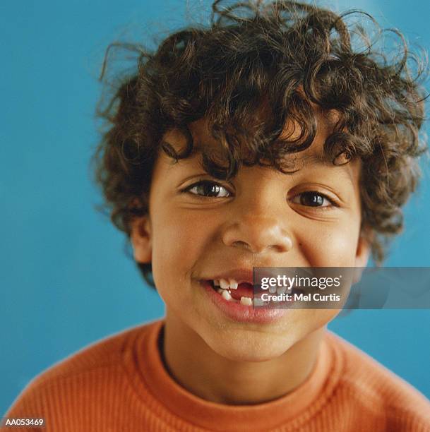 boy (6-8) smiling, front teeth missing, portrait - tothless boys stock-fotos und bilder