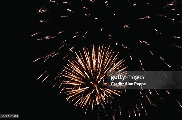 fireworks exploding, night (blurred motion) - alan bersten stock-fotos und bilder