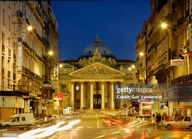 belgium, brussels, la bourse (de beurs), night (long exposure) - beurs stock-fotos und bilder