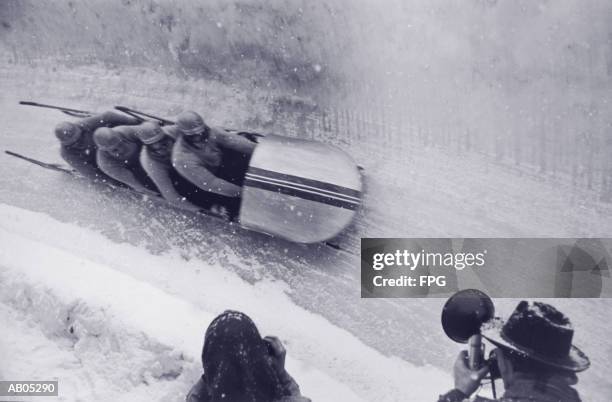 group of bobsleighers onarun - bob stock-fotos und bilder