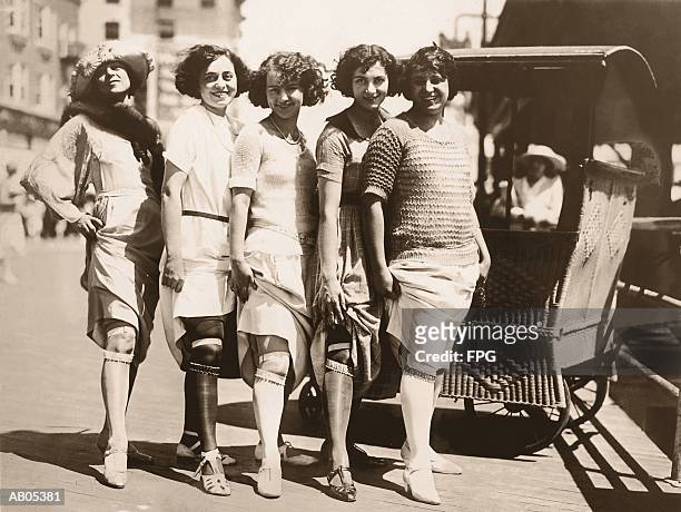line of women showing their garter belts / circa 1920's - women in the 1920's foto e immagini stock