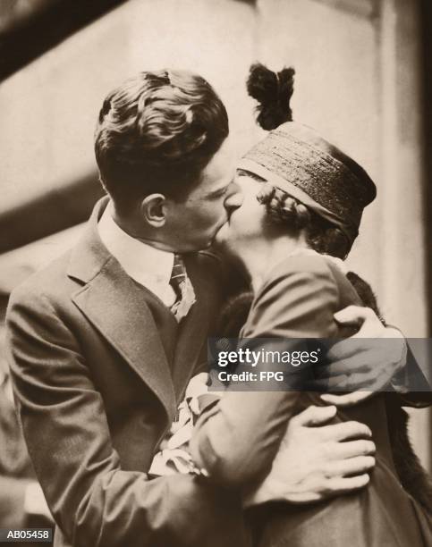 couple embracing / circa 1920's - 1920 stock-fotos und bilder