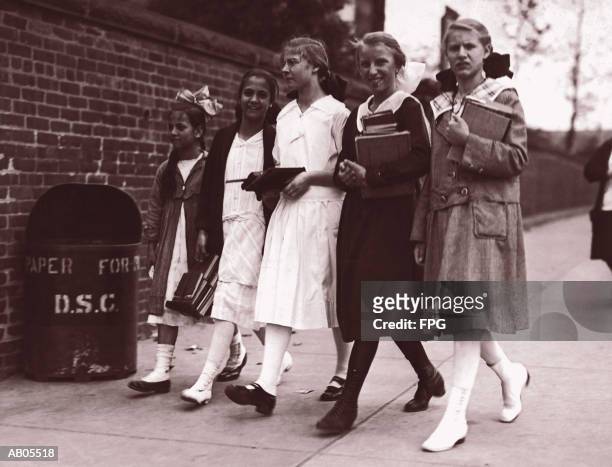 five schoolgirls walking - nur mädchen stock-fotos und bilder