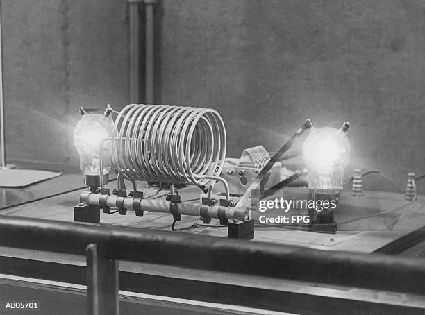 electrical experiment - invento fotografías e imágenes de stock
