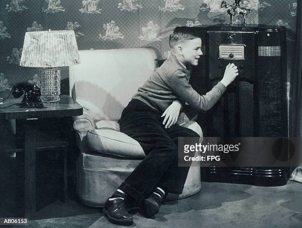 teenage boy (13-15) tuning radio (b&w) - fünfziger jahre stock-fotos und bilder