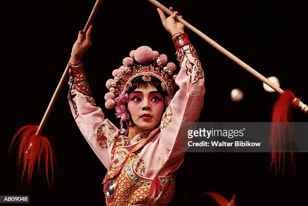 chinese opera performance - chinese music imagens e fotografias de stock
