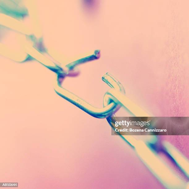 chain with broken link, close-up (focus on link) - a chain is as strong as its weakest link foto e immagini stock