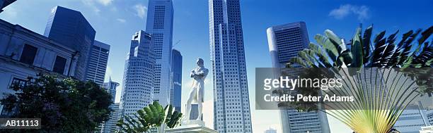 skyscraper skyline, the raffles statue in foreground, singapore - singapore stock-fotos und bilder