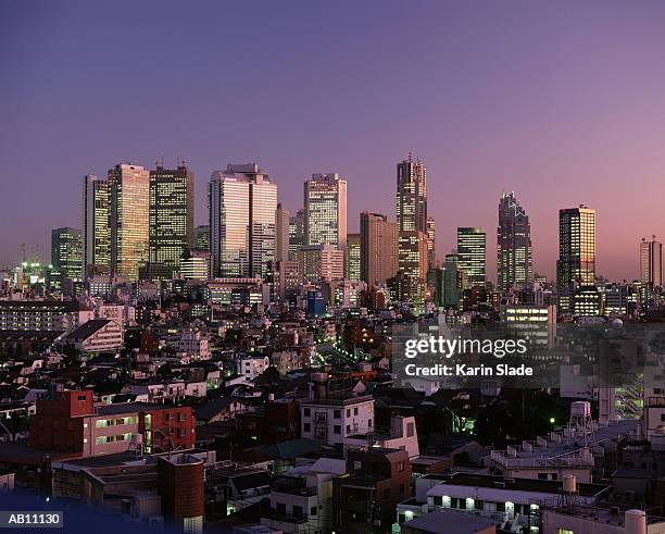 japan, tokyo, nishi shinjuku cityscape at dusk - nishi shinjuku fotografías e imágenes de stock