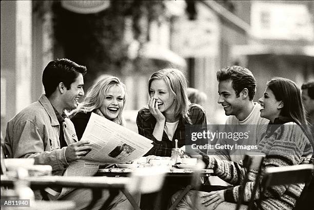 groupe of friends laughing at outdoor cafe, (b&w) - groupe fotografías e imágenes de stock