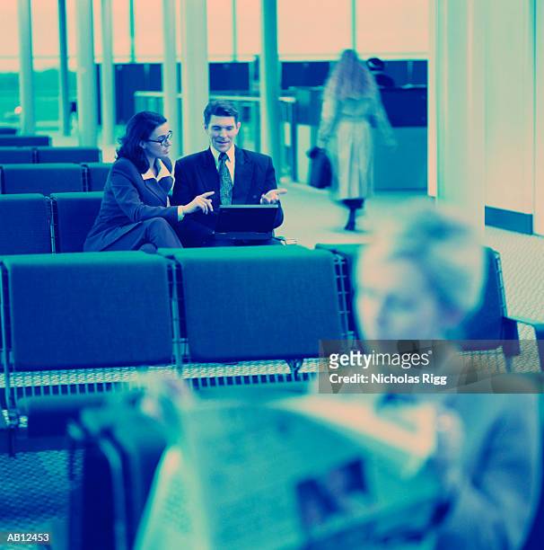 airport lounge scene, with executives reading and working - 1990 lounge stockfoto's en -beelden